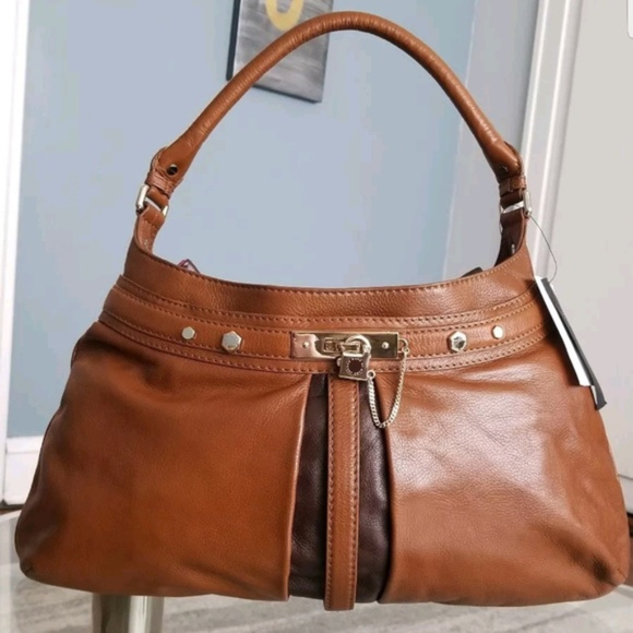 Marc Jacobs Handbags - NWT Marc Jacobs shoulder bag